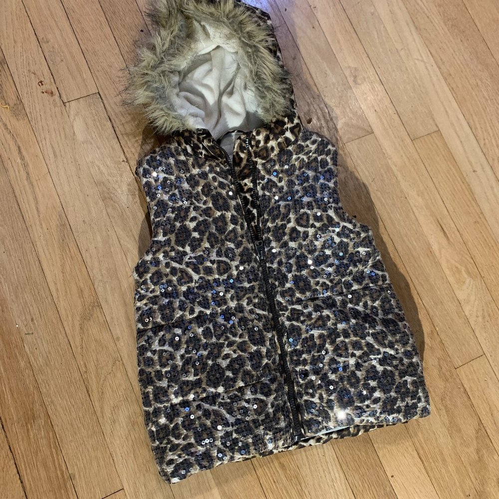 Children's Place leopard print puffer vest with hood. Size 7-8